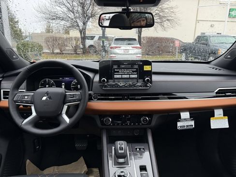 Used 2025 Mitsubishi Outlander SEL image 23