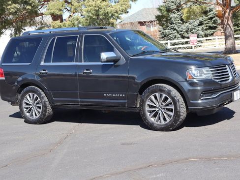 Used 2015 Lincoln Navigator 4WD image 2