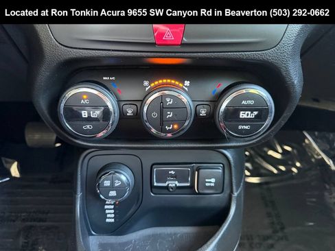 Used 2016 Jeep Renegade Trailhawk AWD/4WD image 24