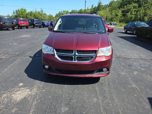 Used 2017 Dodge Grand Caravan Crew FWD image 3