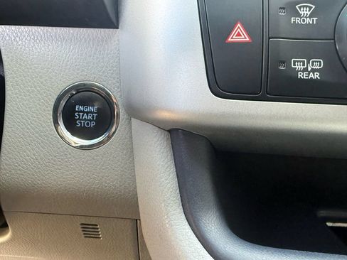 Used 2019 Toyota Highlander XLE FWD image 25