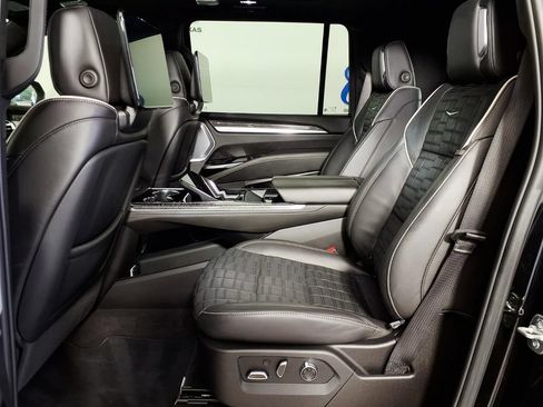 Used 2025 Cadillac Escalade ESV V AWD/4WD image 6