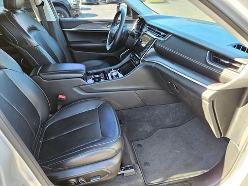 Used 2022 Jeep Grand Cherokee Limited image 11