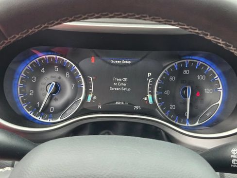 Used 2023 Chrysler Pacifica Touring-L FWD image 23