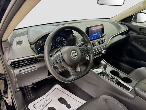 Used 2025 Nissan Altima 2.5 S FWD image 9