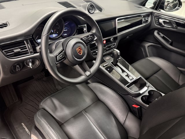 Certified 2026 Porsche Macan AWD/4WD image 4