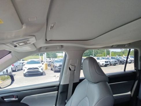Used 2022 Toyota Highlander XLE AWD/4WD image 14