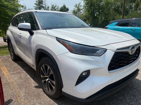 Used 2022 Toyota Highlander XLE AWD/4WD image 2