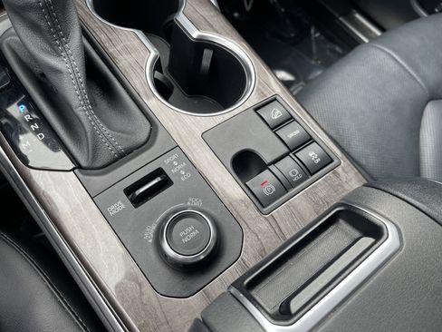 Used 2024 Toyota Highlander Platinum image 29