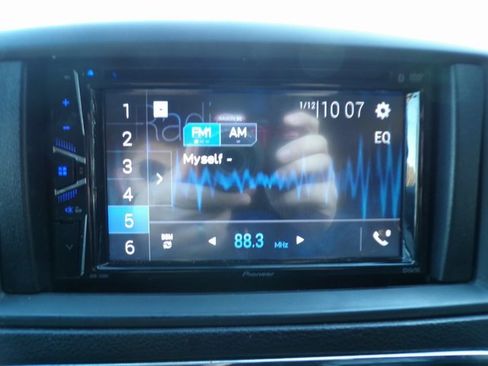 Used 2014 Chrysler Town & Country Touring image 25