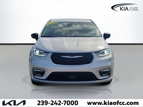 Used 2024 Chrysler Pacifica Touring-L FWD image 2