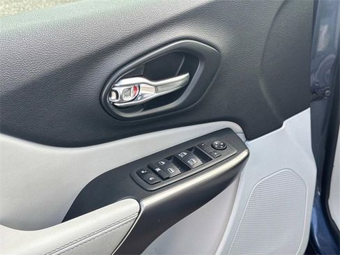 Used 2021 Jeep Cherokee Latitude Plus image 26