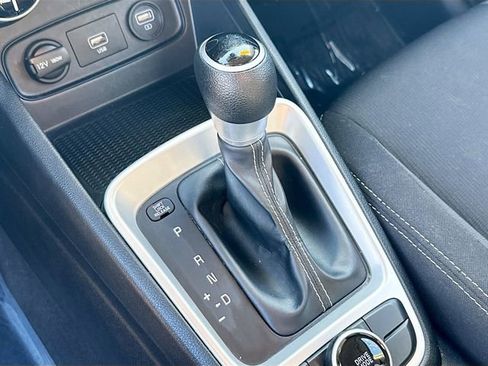 Used 2020 Hyundai Venue SEL image 16