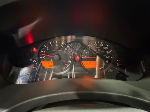 Used 2010 Nissan Frontier SE image 10