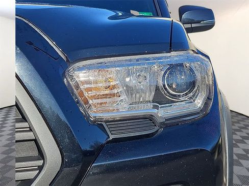 Used 2022 Toyota Tacoma TRD Off-Road image 8