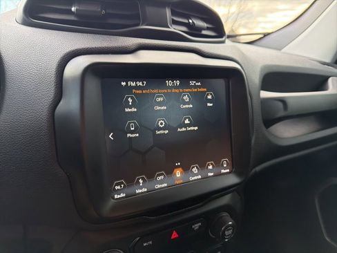 Used 2018 Jeep Renegade Latitude w/ UConnect 8.4 Nav Group image 31