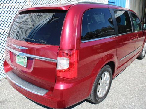 Used 2013 Chrysler Town & Country Touring image 8