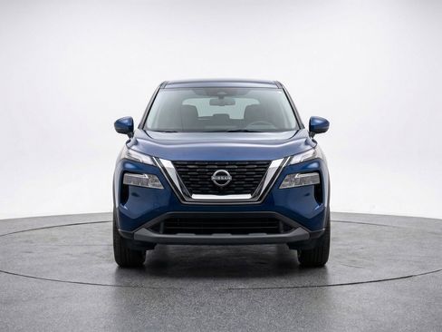 Used 2025 Nissan Rogue SV image 2