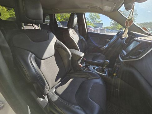 Used 2018 Jeep Cherokee Latitude Plus w/ Cold Weather Group AWD/4WD image 18