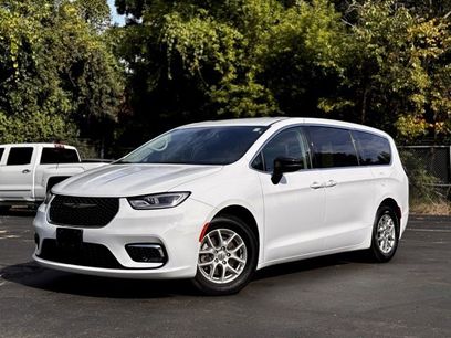 Used 2024 Chrysler Pacifica Touring-L