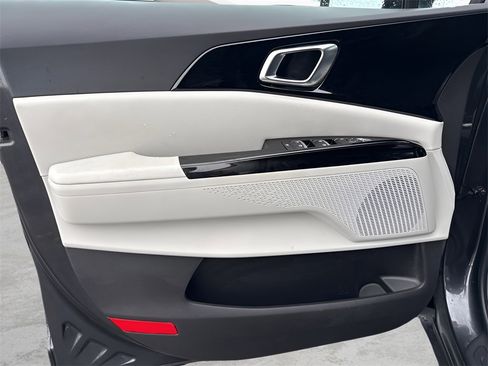 Used 2024 Kia Carnival EX image 19