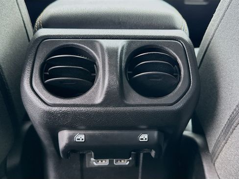Used 2025 Jeep Wrangler Unlimited Sahara AWD/4WD image 17