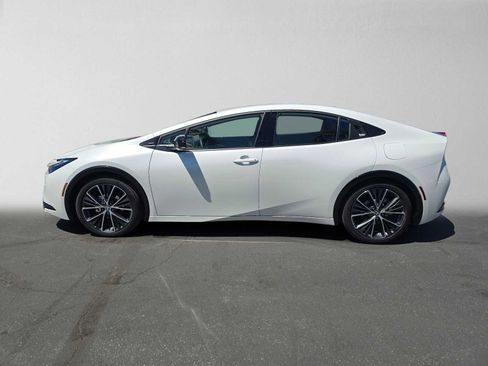 Used 2026 Toyota Prius XLE FWD image 6