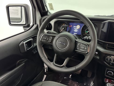Used 2025 Jeep Wrangler Willys image 21