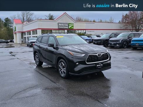 Used 2021 Toyota Highlander XLE AWD/4WD image 1