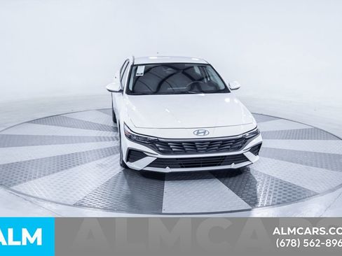 Used 2025 Hyundai Elantra SE FWD image 15