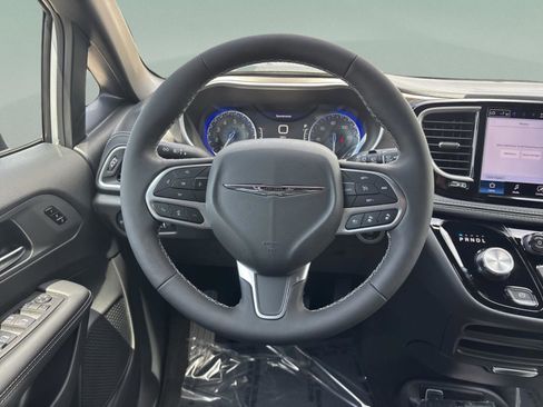 New 2026 Chrysler Pacifica Select image 13