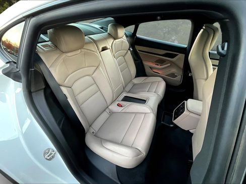 Used 2022 Porsche Taycan image 27