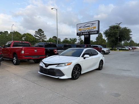 Used 2018 Toyota Camry XLE FWD image 3