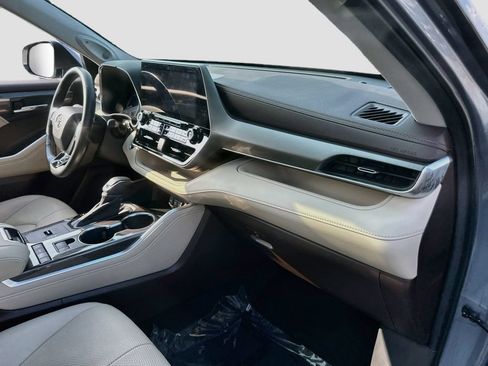 Used 2020 Toyota Highlander Limited FWD image 32