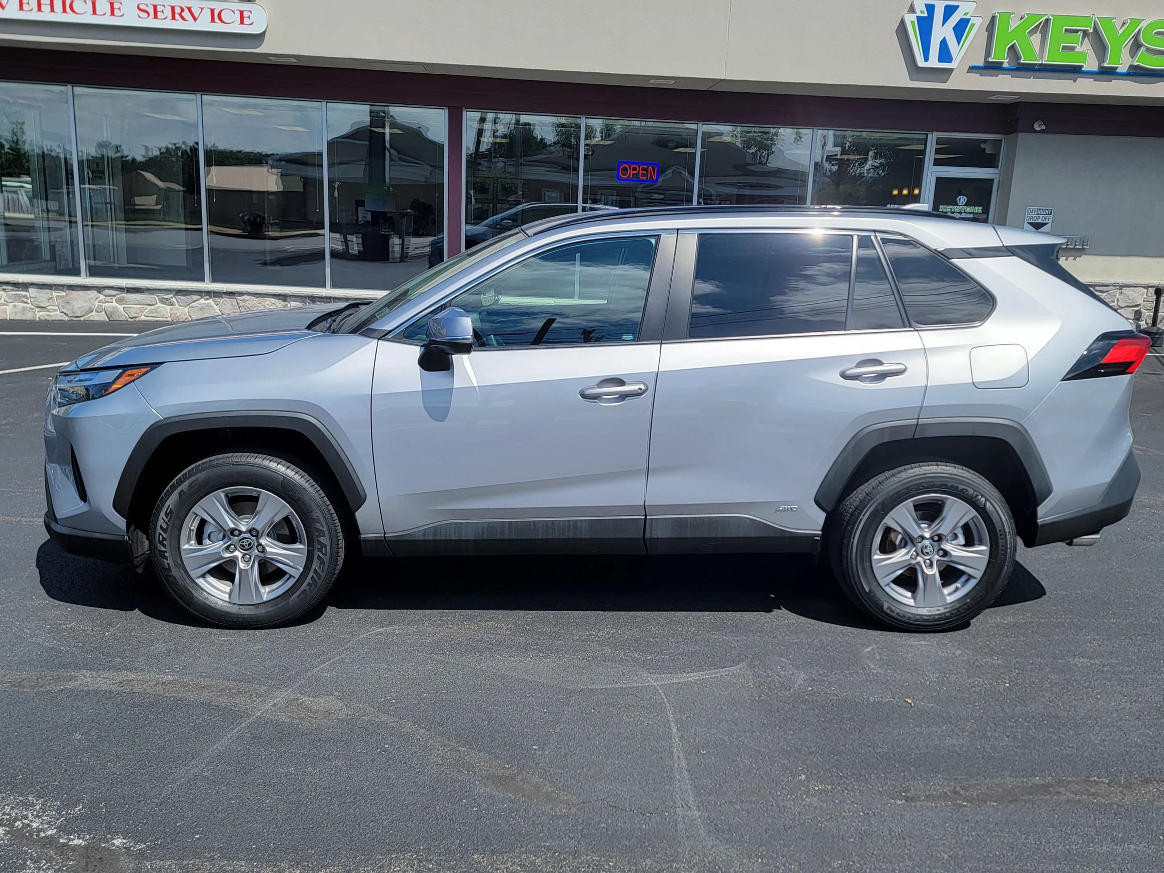Used 2023 Toyota RAV4 LE AWD/4WD image 8