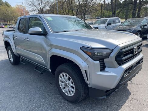 Used 2025 Toyota Tacoma SR5 image 4