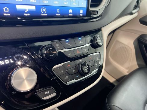 Used 2024 Chrysler Pacifica Touring-L image 15