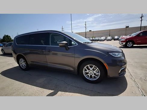 Used 2023 Chrysler Pacifica Touring-L FWD image 36