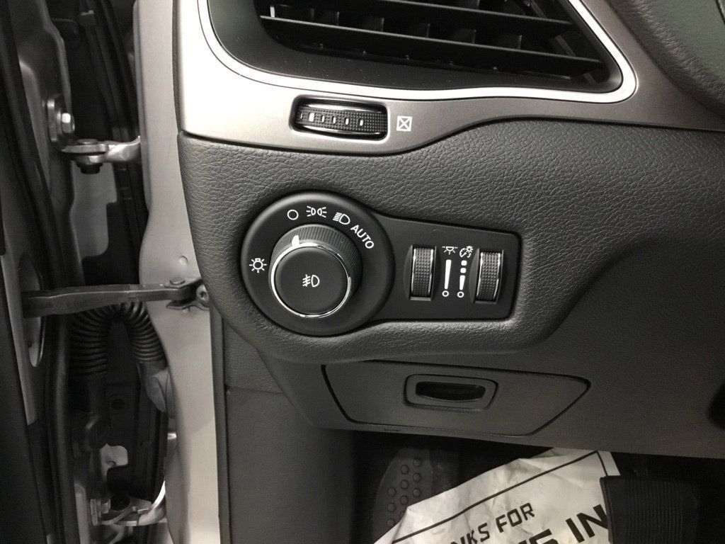 Used 2019 Jeep Cherokee Latitude Plus w/ Cold Weather Group AWD/4WD image 12