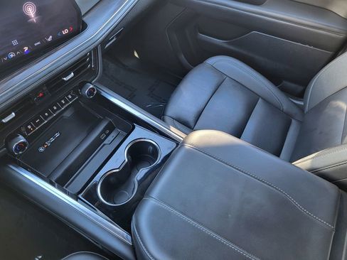 Used 2025 Chevrolet Suburban LT image 15