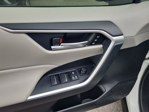 Used 2022 Toyota RAV4 XLE Premium image 22