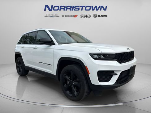Certified 2023 Jeep Grand Cherokee Altitude AWD/4WD image 1