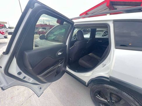 Used 2016 Jeep Cherokee Latitude w/ Cold Weather Group FWD image 4