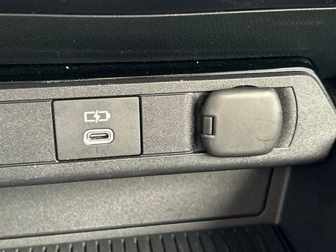 Used 2025 Toyota Prius XLE image 29