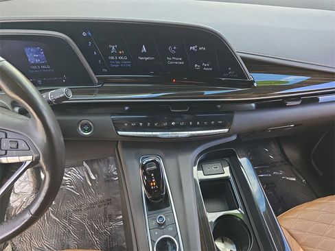 Used 2022 Cadillac Escalade Premium Luxury w/ Performance Package image 25