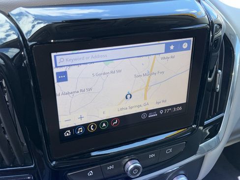 Used 2020 Chevrolet Traverse LT w/ LT Premium Package FWD image 3