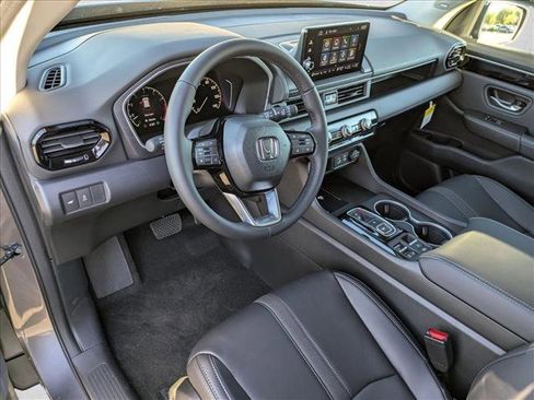 New 2025 Honda Pilot Touring image 3