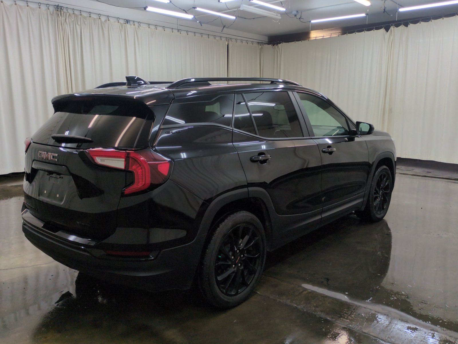 Used 2023 GMC Terrain SLE w/ Driver Convenience Package AWD/4WD image 5