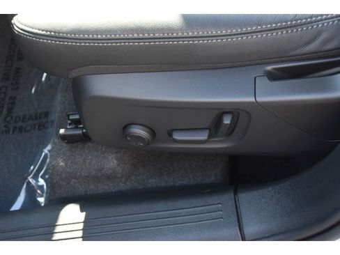 Certified 2025 Volvo XC40 B5 Plus w/ Protection Package Premier image 33