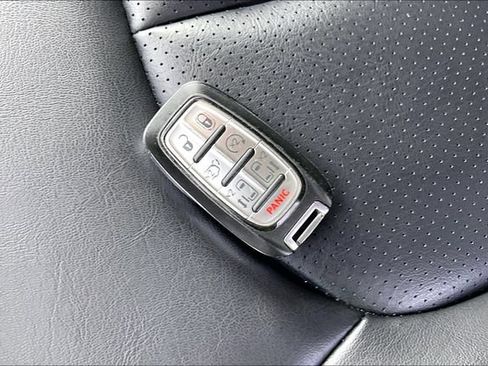 Used 2023 Chrysler Pacifica Touring-L FWD image 11